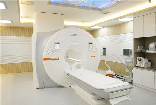 MRI(MAGNETOM Vida 3T) 장비로 진료를 받는 화면입니다. MRI(MAGNETOM Vida 3T)